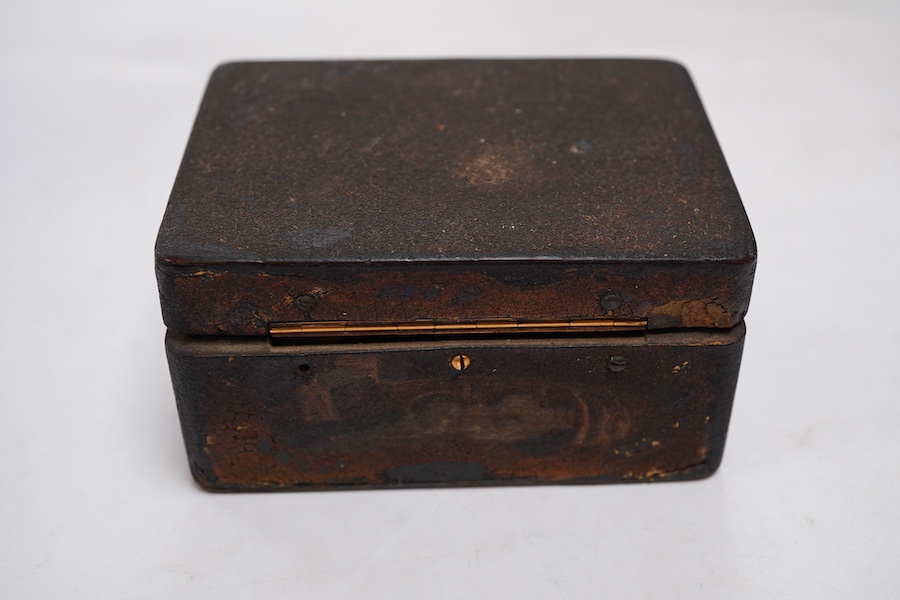 An 18th / early 19th century trinket box with inner porcelain figural painted cover, 8cm wide